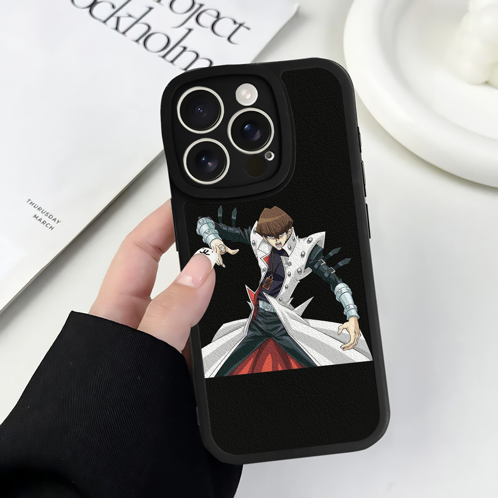 （画像用） 遊☆戯☆王 Yu-Gi-Oh! 【iPhone 16シリーズ対応】シリコンスマホケース（レザー調） 材質：シリコン